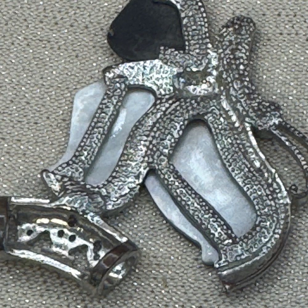 Silver & iridescent pearl large winged butterfly with rhinestones pendant - Picture 4 of 6
